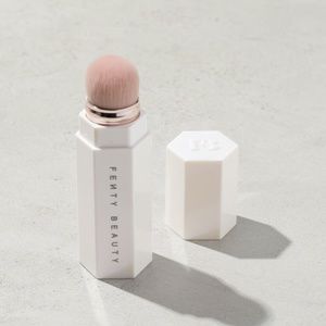 BNIB/NWT Fenty PORTABLE CONTOUR & CONCEALER BRUSH